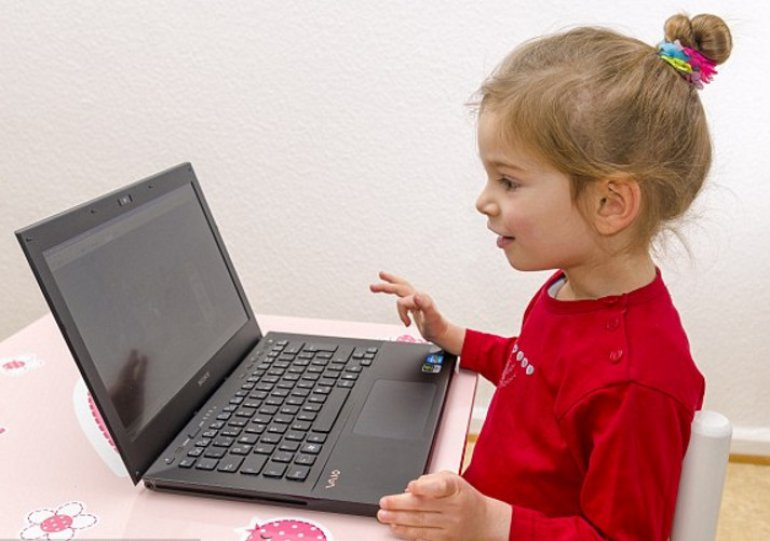 девочка играющая на ноутбуке